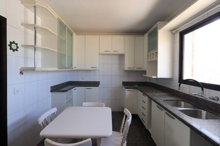 Apartamento para alugar com 130m², 2 quartos e 2 vagasCozinha