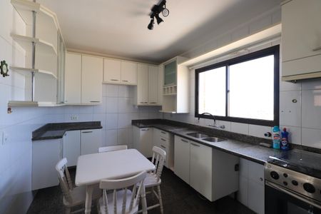 Apartamento para alugar com 130m², 2 quartos e 2 vagasCozinha