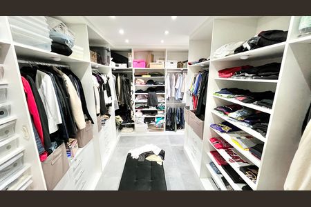 Apartamento à venda com 260m², 3 quartos e 4 vagas Apartamento à venda com 260m², 3 quartos e 4 vagasCloset da suíte 2