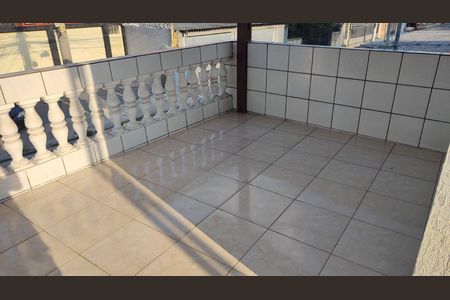 Casa à venda com 200m², 4 quartos e 3 vagasVaranda com piso de porcelanato e balaustrada de concreto, com vista para a rua.