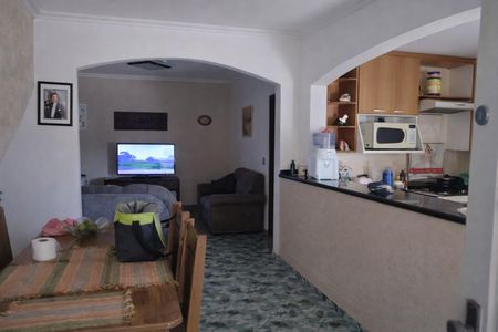 Casa à venda com 200m², 4 quartos e 3 vagasCasa com cozinha, sala e varanda, com vista para a cidade.