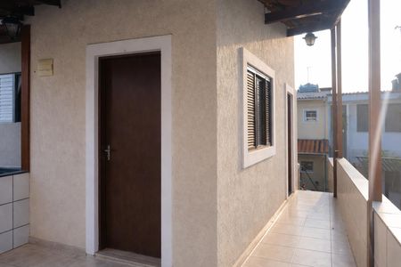 Casa à venda com 200m², 4 quartos e 3 vagasPátio com vista para a cidade, com janelas pequenas e iluminação boa.