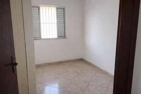 Janela com persianas de alumínio em uma sala branca e com piso de porcelanato. de casa à venda com 4 quartos, 200m² em Jardim Santo Eduardo, Guarulhos