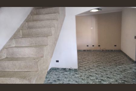 Casa à venda com 200m², 4 quartos e 3 vagasEscada com carpete e teto com iluminação adequada.