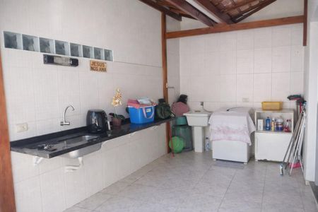 Cozinha com geladeira, fogão e pia, com iluminação boa e mobiliário básico. de casa à venda com 4 quartos, 200m² em Jardim Santo Eduardo, Guarulhos