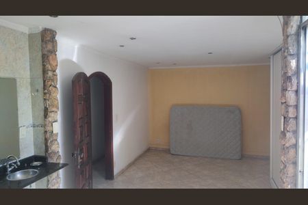 Quarto com porta de madeira, piso de porcelanato e cama sem colchão. de casa à venda com 4 quartos, 200m² em Jardim Santo Eduardo, Guarulhos