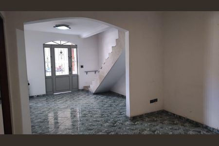 Porta de entrada com janelas e iluminação adequada, com piso de cerâmica e escada de madeira. de casa à venda com 4 quartos, 200m² em Jardim Santo Eduardo, Guarulhos