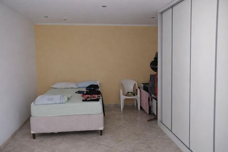 Quarto simples com cama de solteiro, móveis simples e poucos objetos de decoração. de casa à venda com 4 quartos, 200m² em Jardim Santo Eduardo, Guarulhos