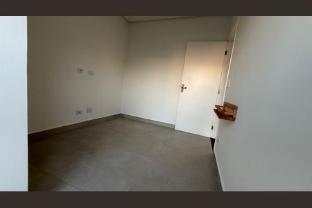 Quarto com piso de porcelanato e porta de madeira, com iluminação natural e pouca decoração. de casa à venda com 2 quartos, 130m² em Vila Alzira, Santo André