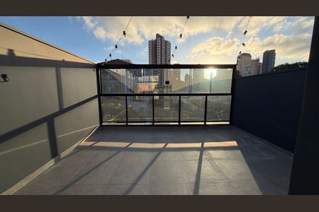 Casa à venda com 130m², 2 quartos e 1 vaga Casa à venda com 130m², 2 quartos e 1 vagaVaranda com vista para a cidade, com iluminação natural e decoração simples.