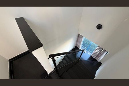 Casa à venda com 130m², 2 quartos e 1 vaga Casa à venda com 130m², 2 quartos e 1 vagaEscada com balcão de vidro e piso de porcelanato, iluminada por uma janela grande.