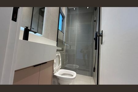Casa à venda com 130m², 2 quartos e 1 vaga Casa à venda com 130m², 2 quartos e 1 vagaBanheiro com piso de porcelanato, vaso sanitário e espelho em cima da pia.