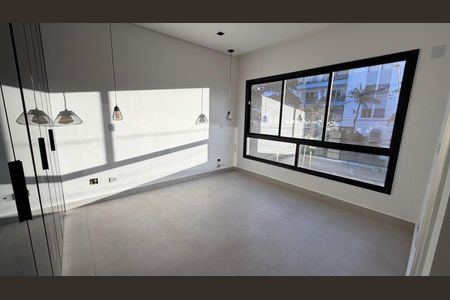 Sala com iluminação natural, piso de porcelanato e janelas grandes, com vista para a rua e edifícios ao redor. de casa à venda com 2 quartos, 130m² em Vila Alzira, Santo André