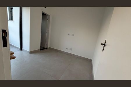 Casa à venda com 130m², 2 quartos e 1 vaga Casa à venda com 130m², 2 quartos e 1 vagaParede branca com porta aberta e chão de porcelanato.
