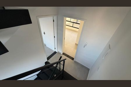 Casa à venda com 130m², 2 quartos e 1 vaga Casa à venda com 130m², 2 quartos e 1 vagaEscada com corrimão de madeira e paredes brancas, iluminada por luz natural.