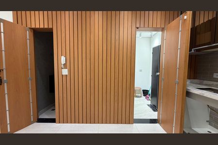 Paredes de madeira e piso de porcelanato em uma cozinha moderna. de casa à venda com 2 quartos, 130m² em Vila Alzira, Santo André