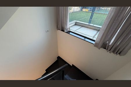 Casa à venda com 130m², 2 quartos e 1 vaga Casa à venda com 130m², 2 quartos e 1 vagaEscada com janela e vista para quadra de futsal.