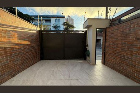Casa à venda com 130m², 2 quartos e 1 vaga Casa à venda com 130m², 2 quartos e 1 vagaPátio com piso de pedra e portão de metal, com vista para a cidade.
