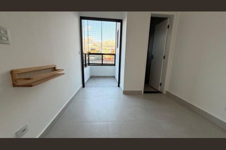 Casa à venda com 130m², 2 quartos e 1 vaga Casa à venda com 130m², 2 quartos e 1 vagaParede branca com prateleira de madeira e janela com tela de proteção.