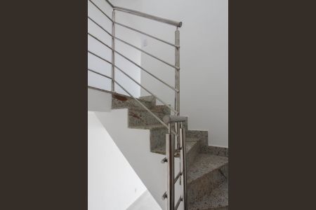 Casa à venda com 110m², 2 quartos e 1 vaga Casa à venda com 110m², 2 quartos e 1 vagaEscada