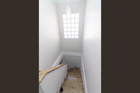 Casa à venda com 150m², 3 quartos e 2 vagasCorredor dos Quartos - Escada