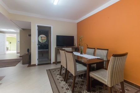 Casa para alugar com 240m², 4 quartos e 2 vagas Casa para alugar com 240m², 4 quartos e 2 vagasSala de Jantar