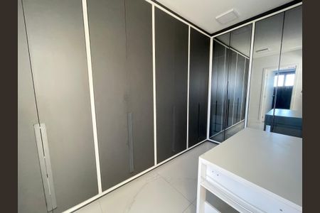 Casa de condomínio para alugar com 259m², 5 quartos e 4 vagasBanheiro