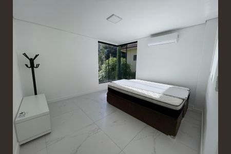 Casa de condomínio para alugar com 259m², 5 quartos e 4 vagasQuarto