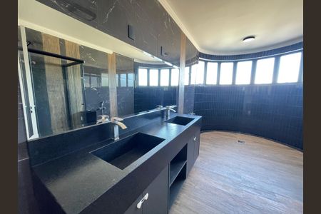 Casa de condomínio para alugar com 259m², 5 quartos e 4 vagasBanheiro