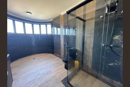 Casa de condomínio para alugar com 259m², 5 quartos e 4 vagasBanheiro