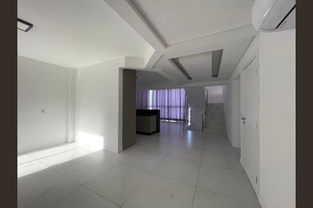 Sala de casa de condomínio para alugar com 5 quartos, 259m² em Trindade, Florianópolis