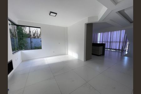 Sala de casa de condomínio para alugar com 5 quartos, 259m² em Trindade, Florianópolis