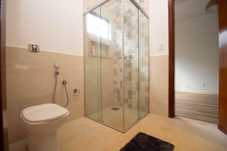 Casa de condomínio para alugar com 700m², 3 quartos e 4 vagasBanheiro da Suíte 1 e 2