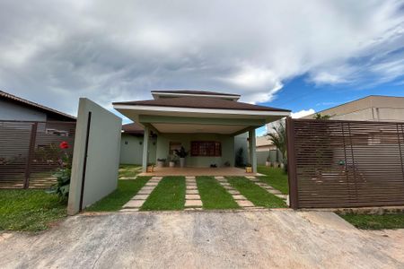 Casa de condomínio para alugar com 700m², 3 quartos e 4 vagasFachada