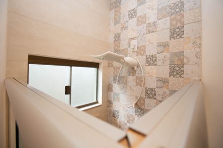 Casa de condomínio para alugar com 700m², 3 quartos e 4 vagasBanheiro da Suíte 1 e 2