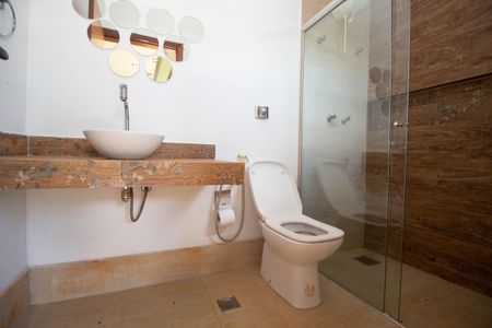 Casa de condomínio para alugar com 700m², 3 quartos e 4 vagasBanheiro