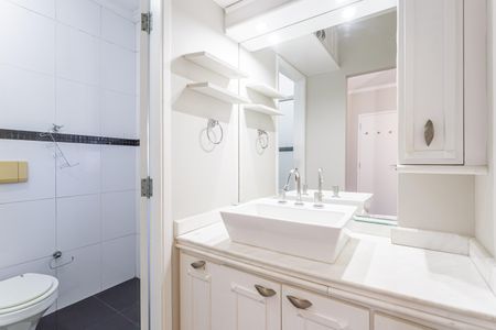 Apartamento para alugar com 73m², 2 quartos e 2 vagas Apartamento para alugar com 73m², 2 quartos e 2 vagasBanheiro da Suíte 1