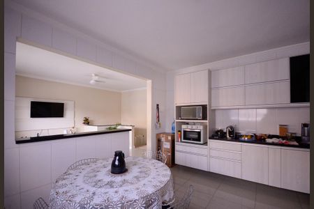 Casa à venda com 300m², 4 quartos e 4 vagasCozinha 