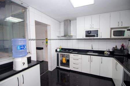 Casa à venda com 370m², 4 quartos e 4 vagasCozinha e Área de Serviço