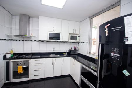 Casa à venda com 370m², 4 quartos e 4 vagasCozinha e Área de Serviço