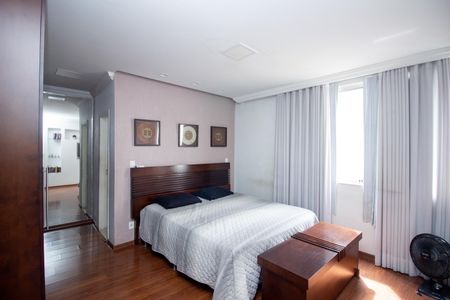 Casa à venda com 370m², 4 quartos e 4 vagasQuarto Suíte