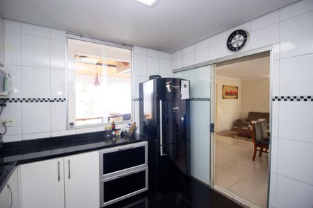 Casa à venda com 370m², 4 quartos e 4 vagasCozinha e Área de Serviço