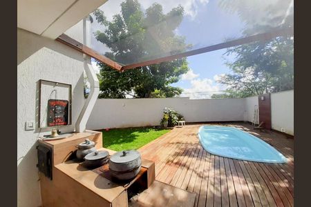 Casa à venda com 370m², 4 quartos e 4 vagasPiscina
