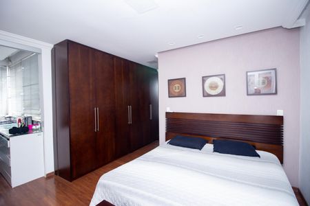 Casa à venda com 370m², 4 quartos e 4 vagasQuarto Suíte