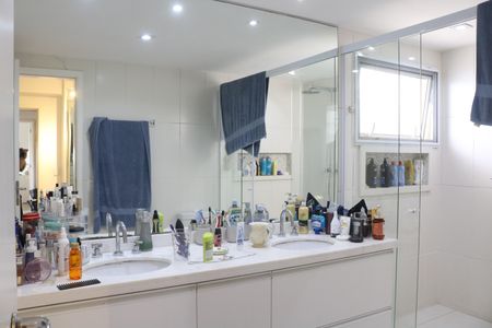 Apartamento à venda com 283m², 4 quartos e 3 vagasBanheiro 2