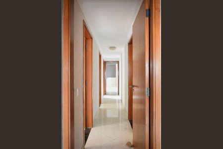 Apartamento à venda com 240m², 3 quartos e 3 vagasCorredor íntimo