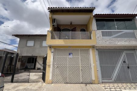Casa para alugar com 300m², 3 quartos e 1 vaga Casa para alugar com 300m², 3 quartos e 1 vagaFachada