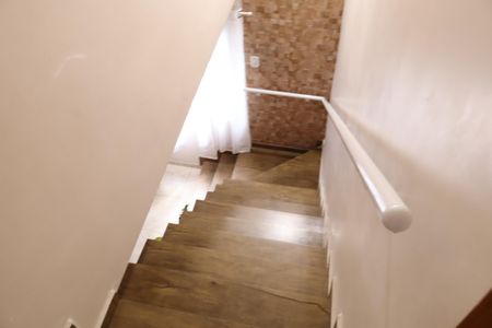 Casa à venda com 172m², 3 quartos e 3 vagasEscada piso superior