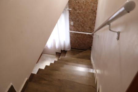 Casa à venda com 172m², 3 quartos e 3 vagasEscada piso superior