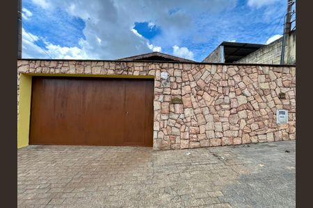 Casa para alugar com 232m², 3 quartos e 5 vagasFachada da casa